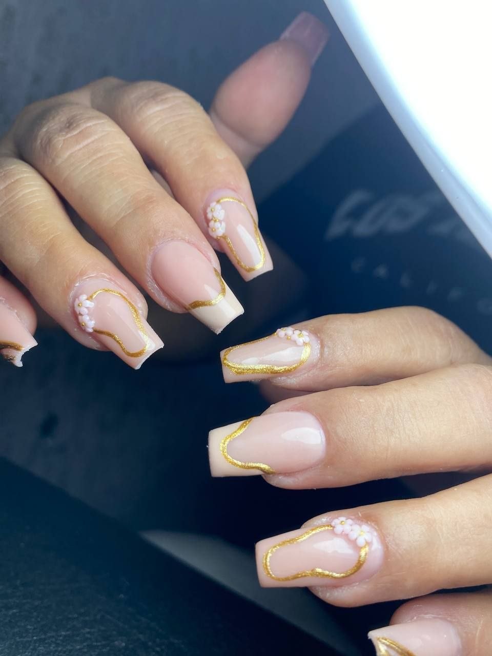 Uñas acrílicas nude con detalles dorados, trabajo de Studio Beauty 360